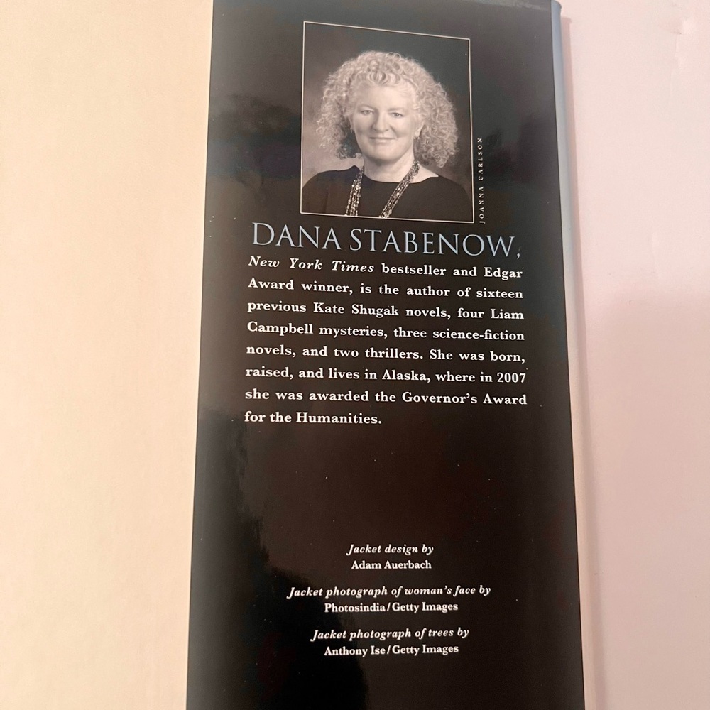 A Night Too Dark Dana Stabenow Signed 1st Edition Hardcover Kate Shugak Novel - Picture 5 of 7